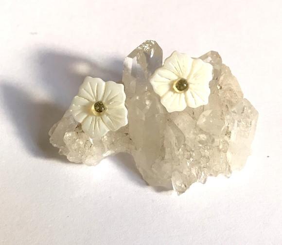 Brinco Flor de Madreperola com Miolo de Citrino e Aço Inox