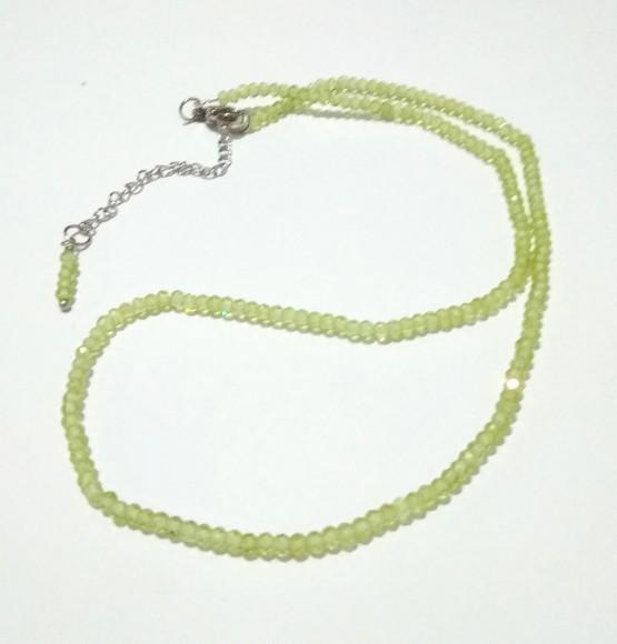 Choker Colar com Peridotos Facetadas e Fecho em Aço Inox