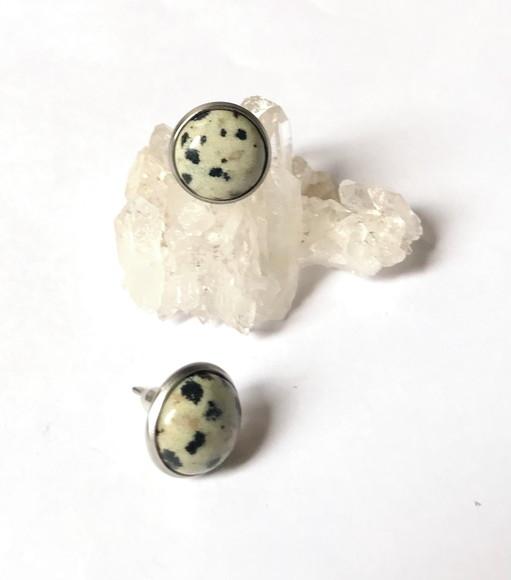 Brinco Jaspe Dalmata Cabochão e Pino de Aço Inox
