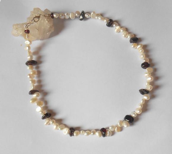 Colar Choker com Granadas e Pérolas