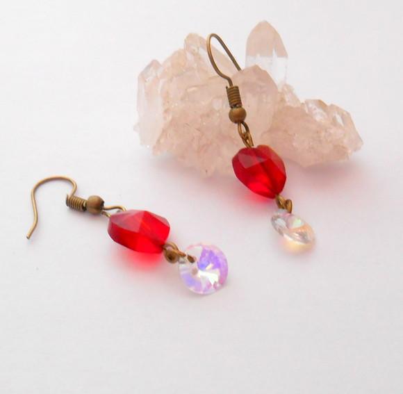 Brinco ouro velho com cristal vermelho