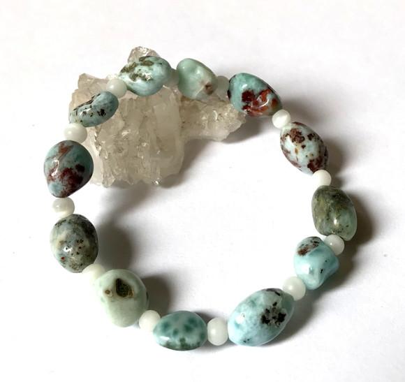 Pulseira Ajustavel com Larimar e Olho de Gato Branco