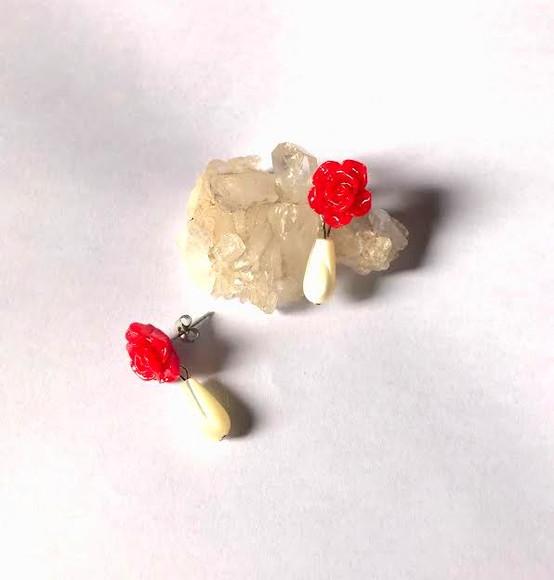 Brinco Flor Vermelha, Gota de Madreperola e Aço Inox