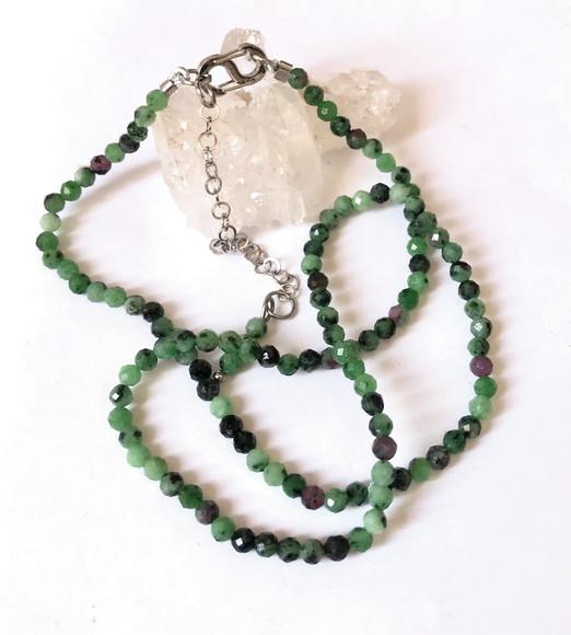Choker Colar com Rubi Zoizita Facetadas e Aço Inox