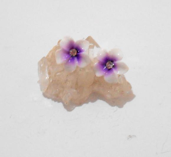Brinco Pino Flor Branca e Roxo e Aço Inox