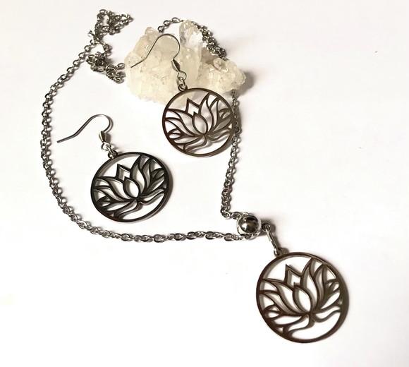 Conjunto Brincos e Corrente com Pingente em Aço Inox Lotus