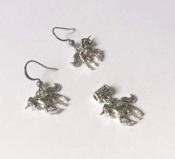Conjunto Brinco e Pingente Cavalo em Liga e Gancho em Inox