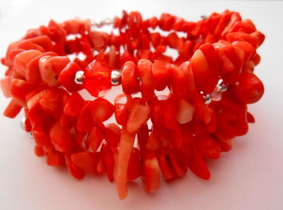 Pulseira com coral laranja ajustável ( mola)