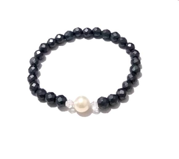 Pulseira com hematitas fosca facetadas e pérola shell