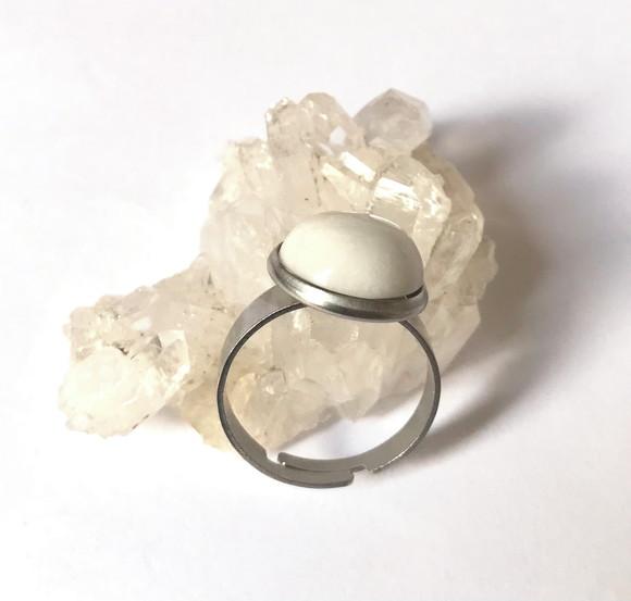 Anel Ajustável em Aço Inox com Agata Branca Cabochão