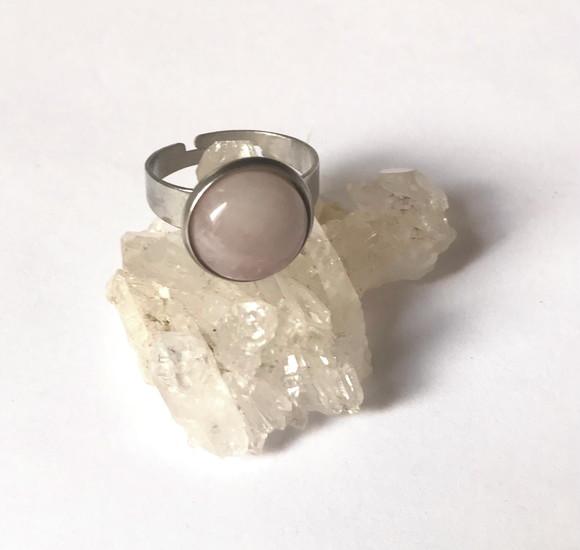 Anel Ajustável em Aço Inox com Quartzo Rosa Cabochão