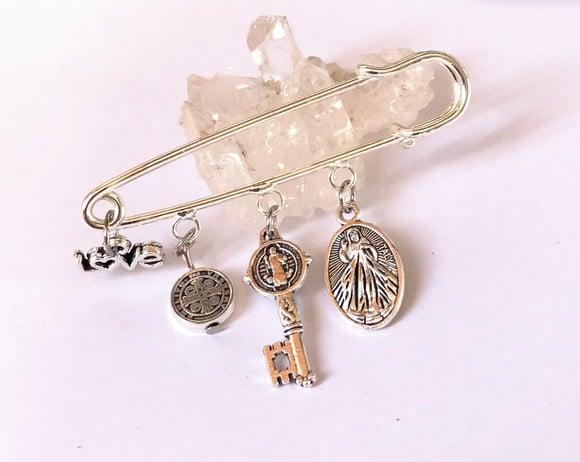 Broche com Pingentes Religiosos Sao Benedito/ Chave/ Love...