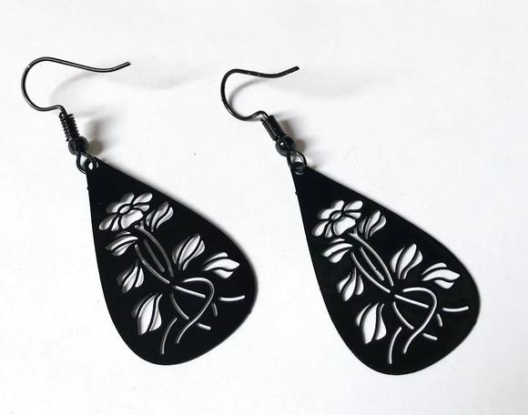 Brinco Gota Negra com Desenho de Flores e Gancho Preto
