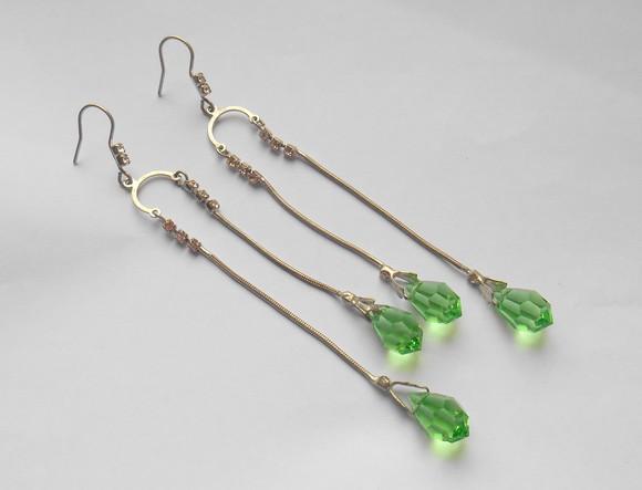 Brinco longo com cristal verde e strass