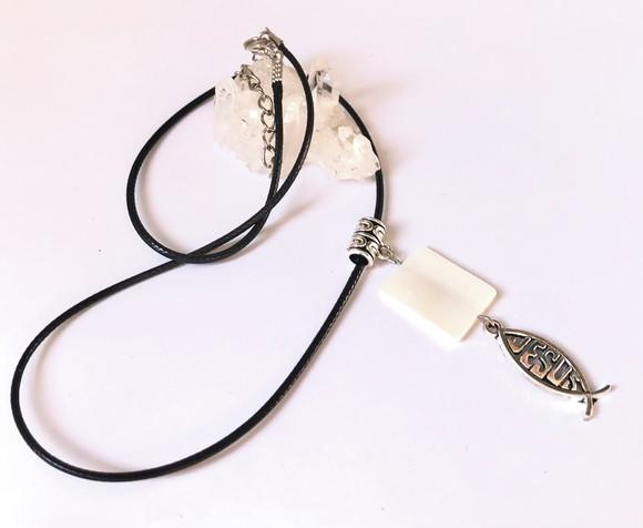 Cordão Colar com Madreperola e Palavra Jesus