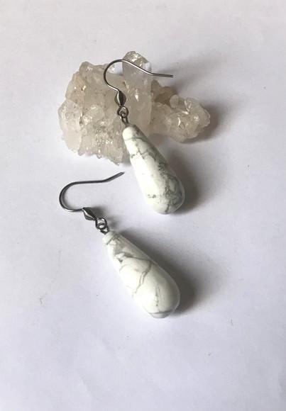 Brinco com Gota Howlita e Gancho em Aço Inoxidável