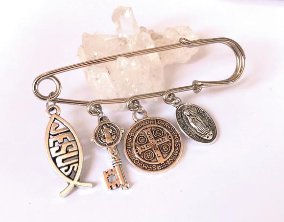 Broche com Pingentes Religiosos Jesus, Sao Benedito.......