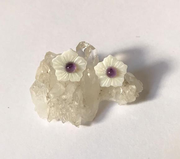 Brinco Flor de Madre Perola com Miolo de Ametista e Aço Inox