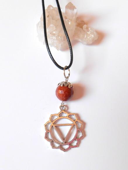 cordão colar com pedra do sol simbolo 3° chakra
