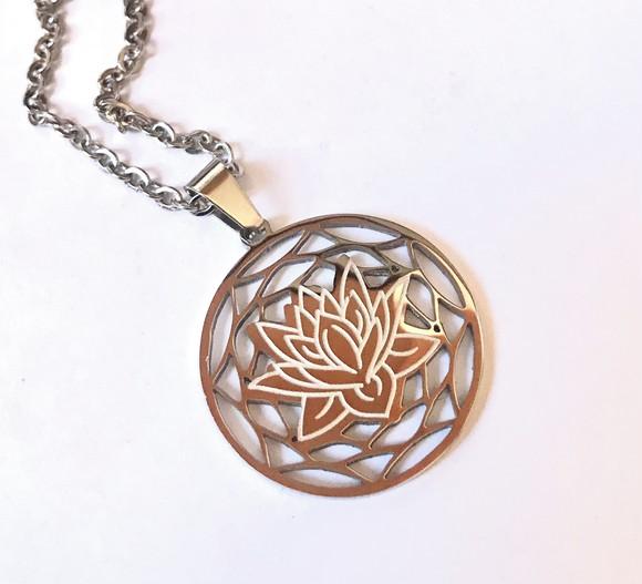 Corrente com Pingente em Aço Inox Flor de Lotus