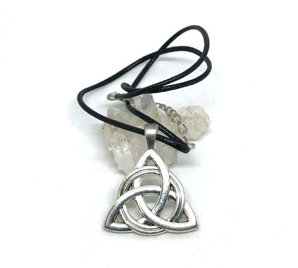 Cordão Colar com Triquetra Pingente Prateado Modelos 2