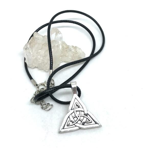 Cordão Colar com Pingente Triquetra Amuleto Prateado