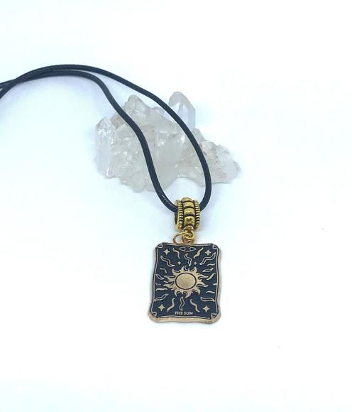 Cordão Colar com Cartas de Tarot Esmaltado Metal em Dourado