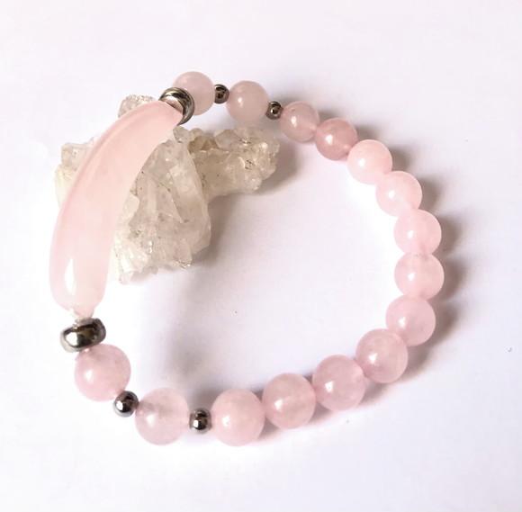 Pulseira com Quartzo Rosa e Entremeios Prateados