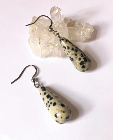 Brinco com Gota Jaspe Dalmata e Gancho em Aço Inox