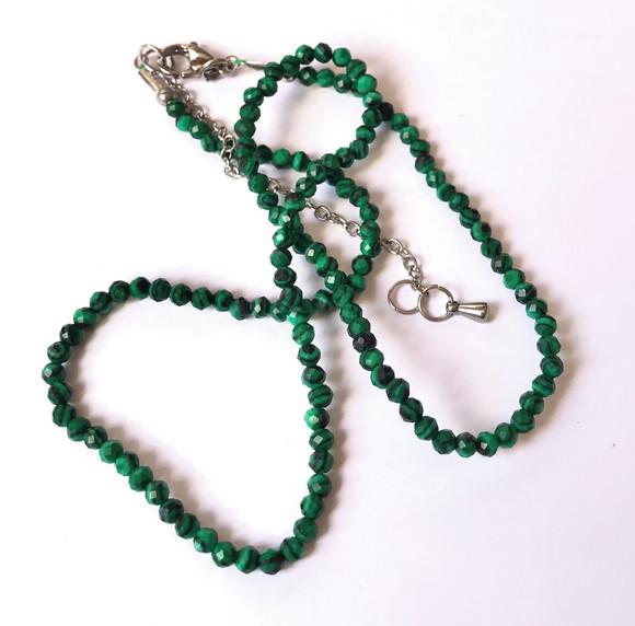 Colar Choker com Malaquitas Facetadas e Inox