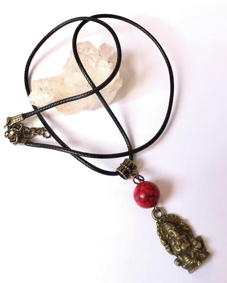Cordão Colar com Howlita Vermelha e Ganesha Ouro Velho