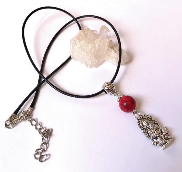 Cordão Colar com Howlita Vermelha e Ganesha