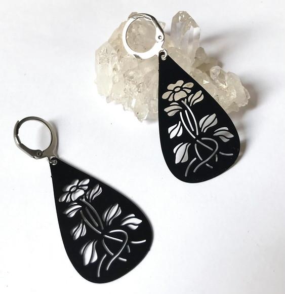Brinco Gota Negra com Desenho de Flores e Aço Inoxidavel