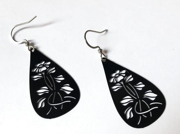 Brinco Gota Negra com Desenho de Flores e Aço Inoxidavel