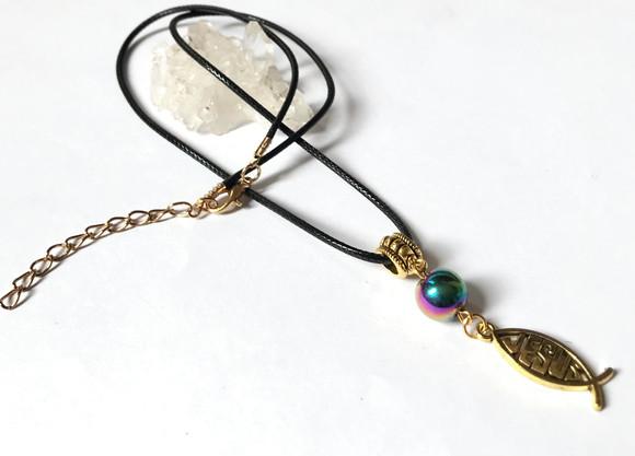 Cordão Colar com Hematita e Pingente Jesus em Dourado