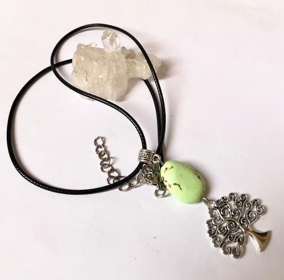 Cordão Colar com Howlita Verde/ Arvore da Vida