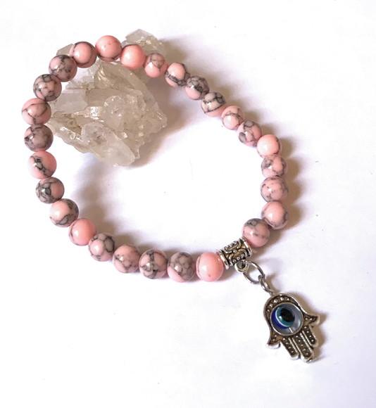 Pulseira Japamala 27 Contas Howlita Rosa e Mao de Fatima