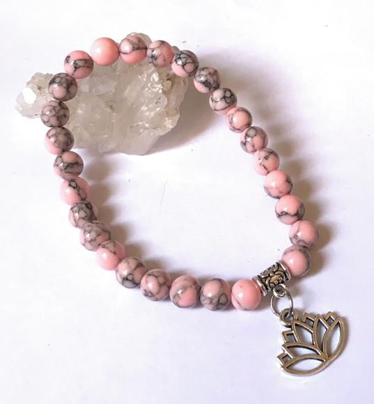 Pulseira Japamala 27 Contas Howlita Rosa e Flor de Lotus