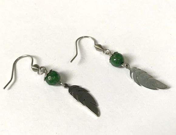 Brinco Jade Facetada com Pena e Gancho Aço Inox