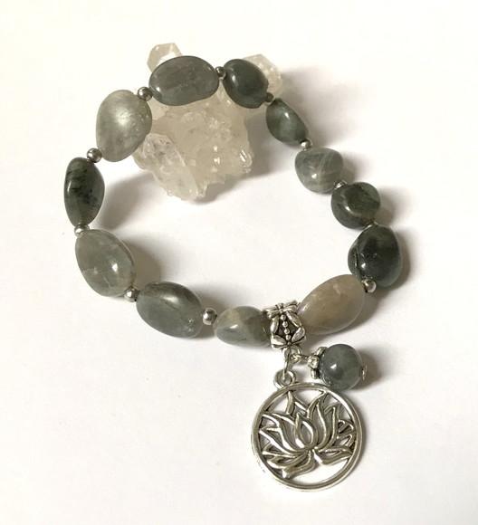 Pulseira com Labradorita Rocha Oval e Flor de Lotus