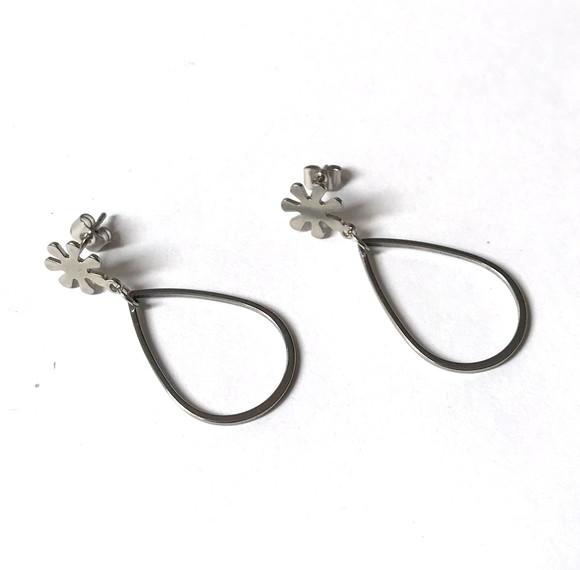 Brinco Pino Modelo Flor com Gota em Aço Inox