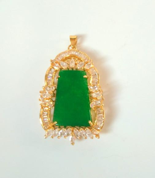 Pingente cristal verde e navetes dourado