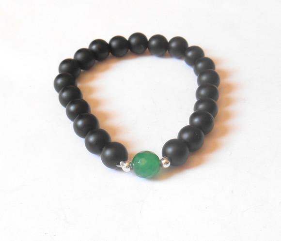 Pulseira Japamala negra 21 contas e jade esmeralda