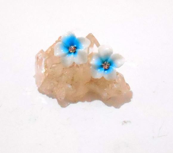 Brinco flor branca e azul e aço inox