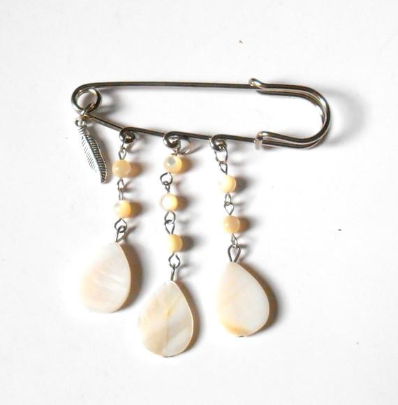 Broche Alfinete com Madrepérola e Pena
