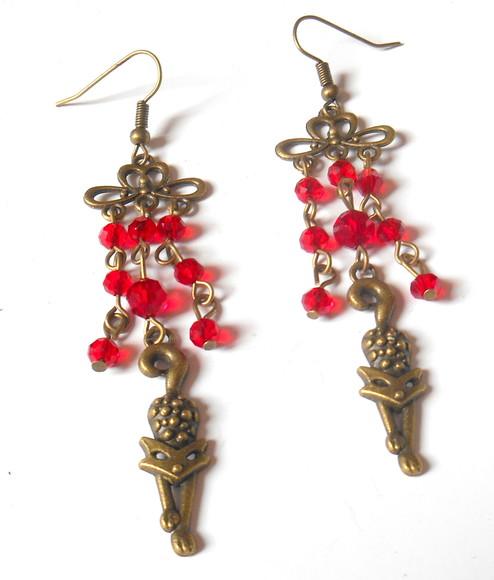 Brinco ouro velho com cristais vermelho e gato