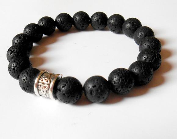 Pulseira Japamala com Lava Vulcânica 18 Contas e Triquetra
