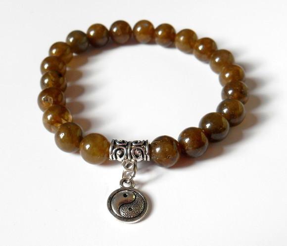 Pulseira labradorita verde 21 contas e yin yang