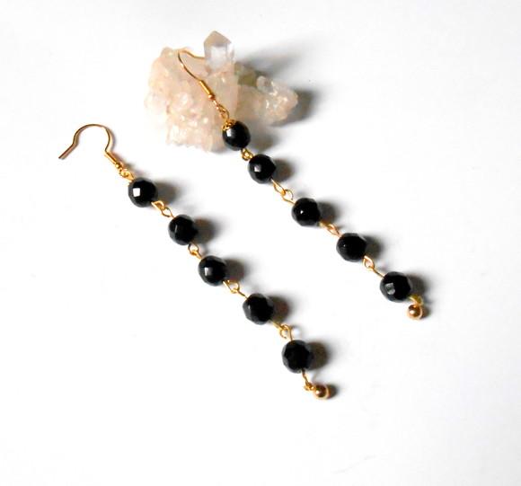 Brinco com cristal Theco negro folheado a ouro