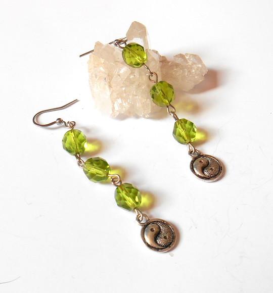 Brinco cristal Theco verde e simbolo yin yang